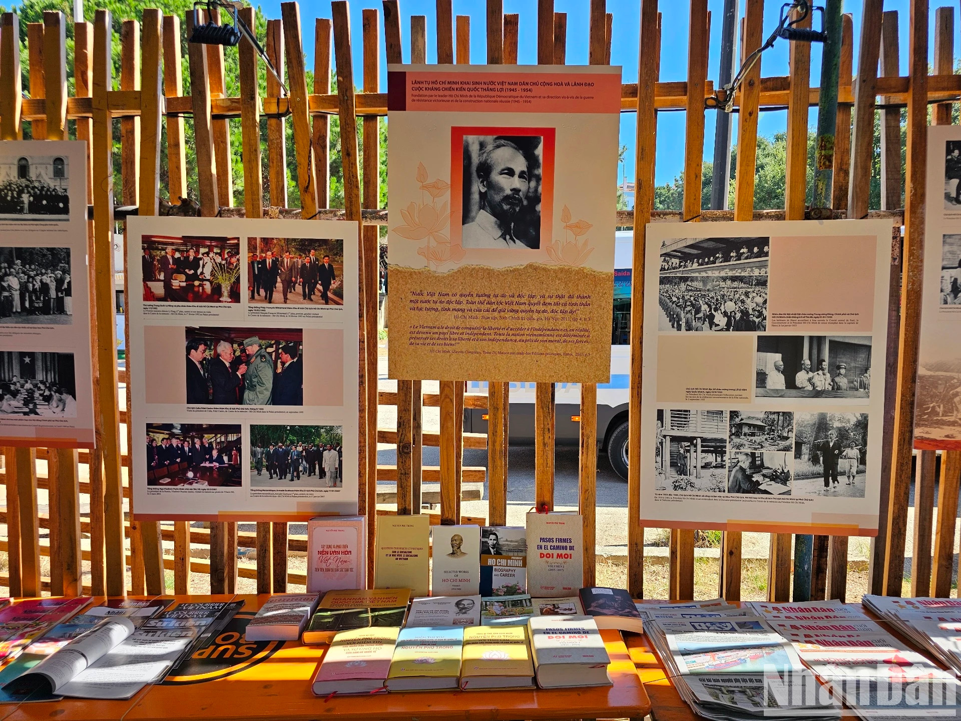 越南展位上展示了许多有关越南重大事件的图片和资料。