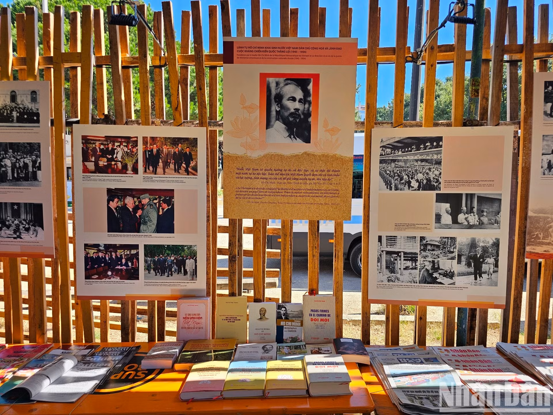 越南展位上展示了许多有关越南重大事件的图片和资料。 越南展位上展示了许多有关越南重大事件的图片和资料。