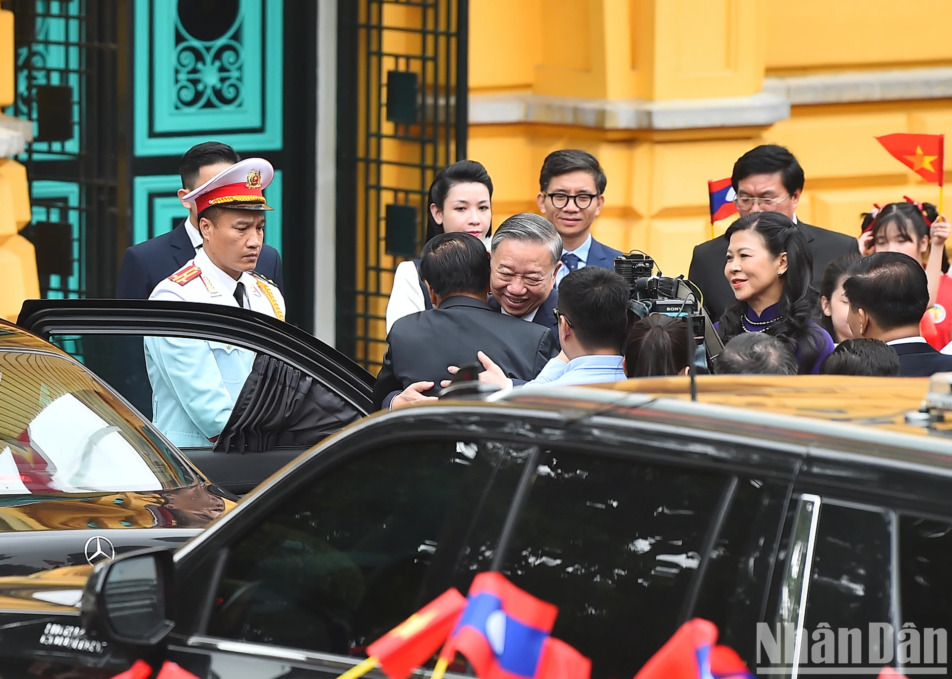 越共中央总书记、国家主席苏林及夫人欢迎老挝总书记、国家主席通伦·西苏里及夫人。 越共中央总书记、国家主席苏林及夫人欢迎老挝总书记、国家主席通伦·西苏里及夫人。