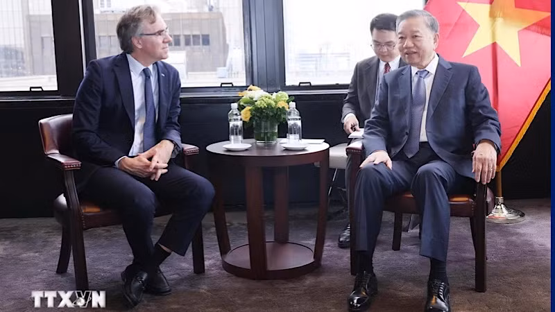 苏林总书记、国家主席会见爱依斯全球电力公司高级副总裁胡安·伊格纳西奥·鲁比奥洛（Juan Ignacio Rubiolo）。