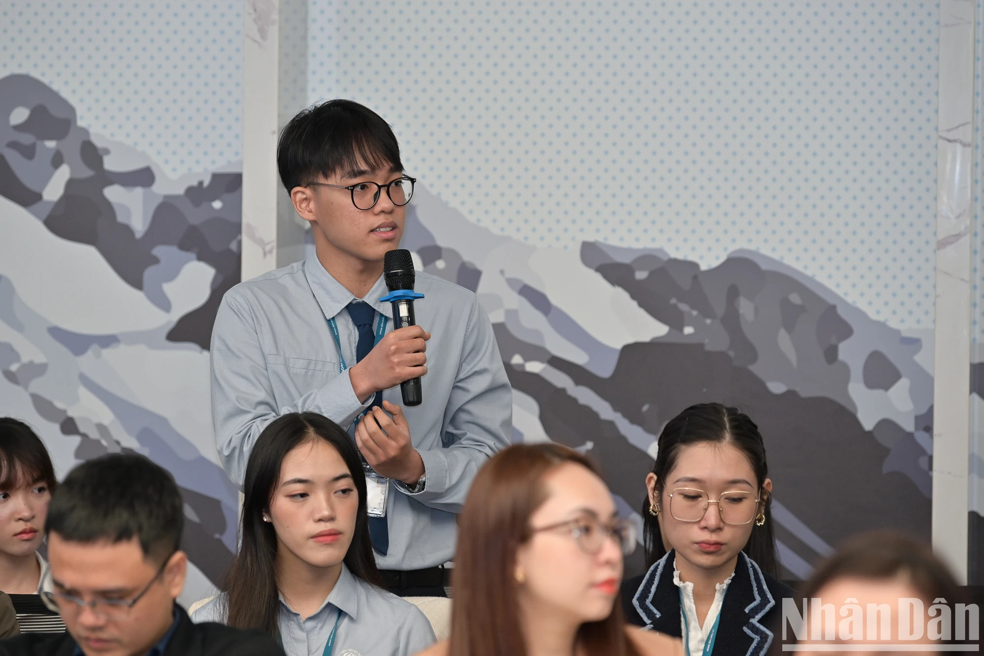 外交学院大学生与保加利亚总统鲁门·拉德夫进行交流。 外交学院大学生与保加利亚总统鲁门·拉德夫进行交流。