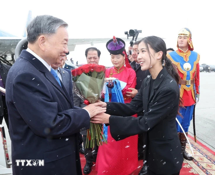 蒙古姑娘在乌兰巴托成吉思汗机场送花欢迎苏林总书记、国家主席。