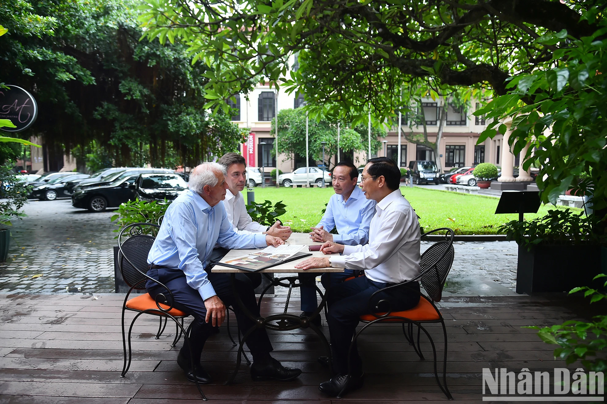 越南外交部长裴青山与欧盟委员会副主席博雷利和各位代表在越南美术博物馆园区内品尝了越南典型饮品。 越南外交部长裴青山与欧盟委员会副主席博雷利和各位代表在越南美术博物馆园区内品尝了越南典型饮品。