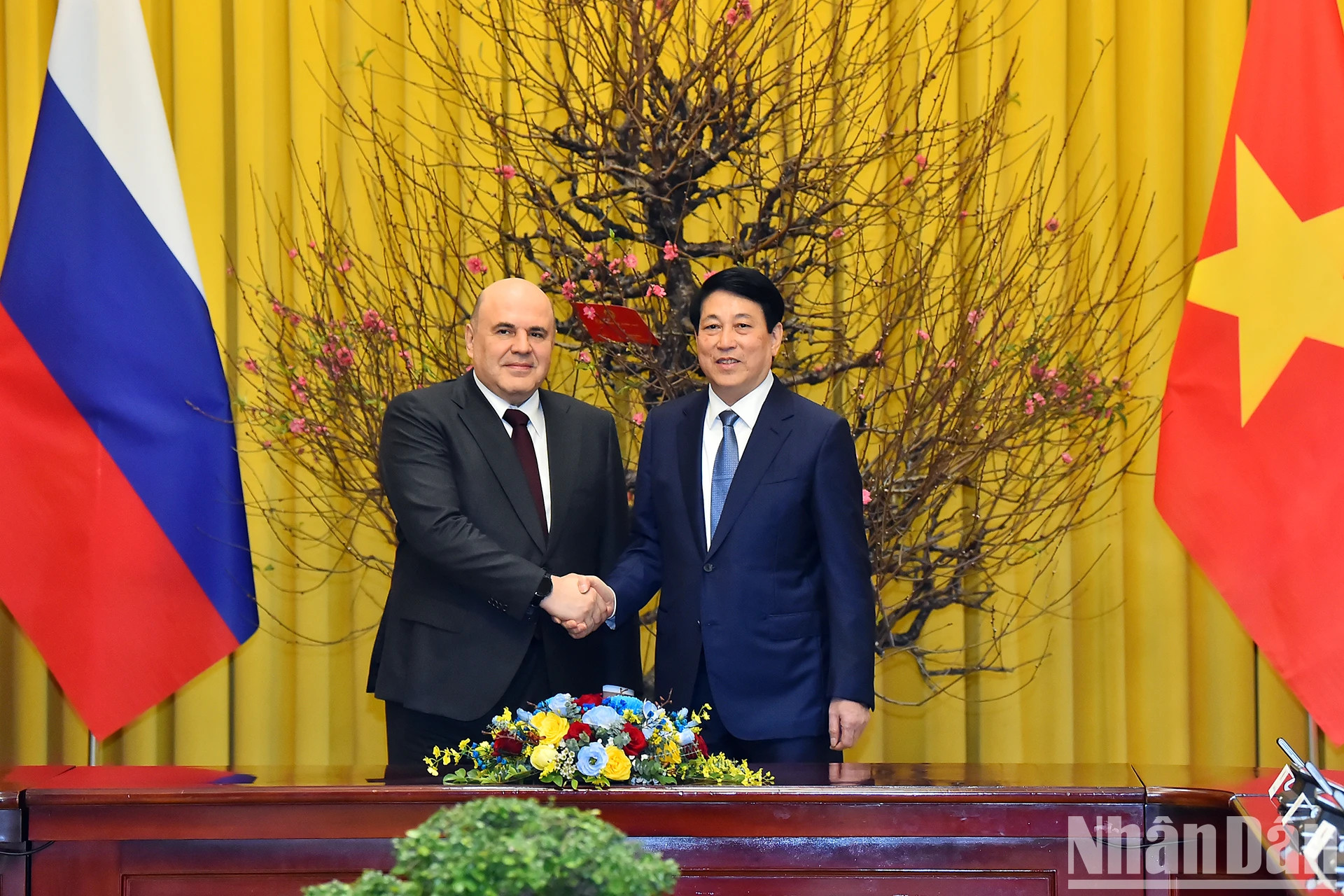 越南国家主席梁强与俄罗斯联邦总理米舒斯京。