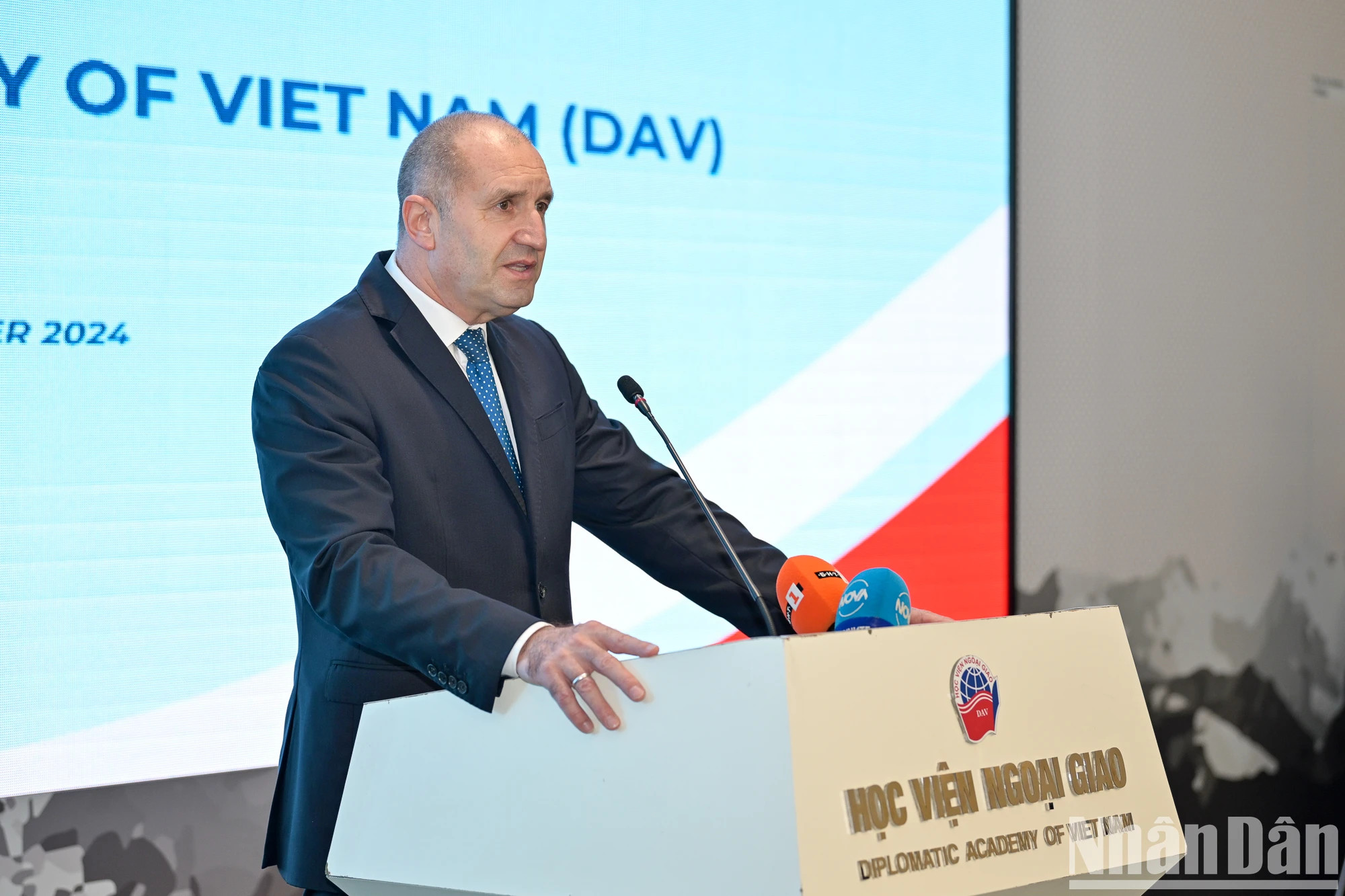 保加利亚总统鲁门·拉德夫在见面会上发表讲话。 保加利亚总统鲁门·拉德夫在见面会上发表讲话。