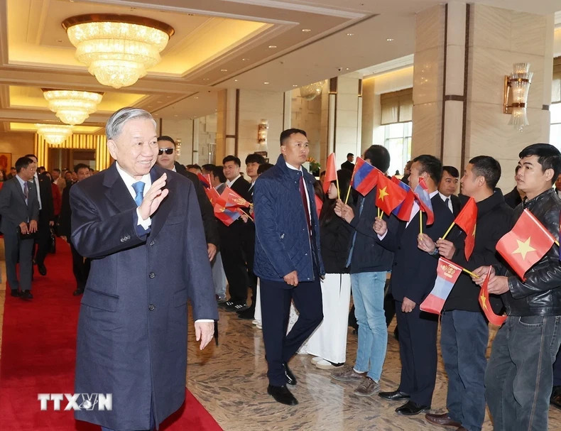 旅居蒙古越南人社区代表在香格里拉大酒店热烈欢迎苏林总书记、国家主席。