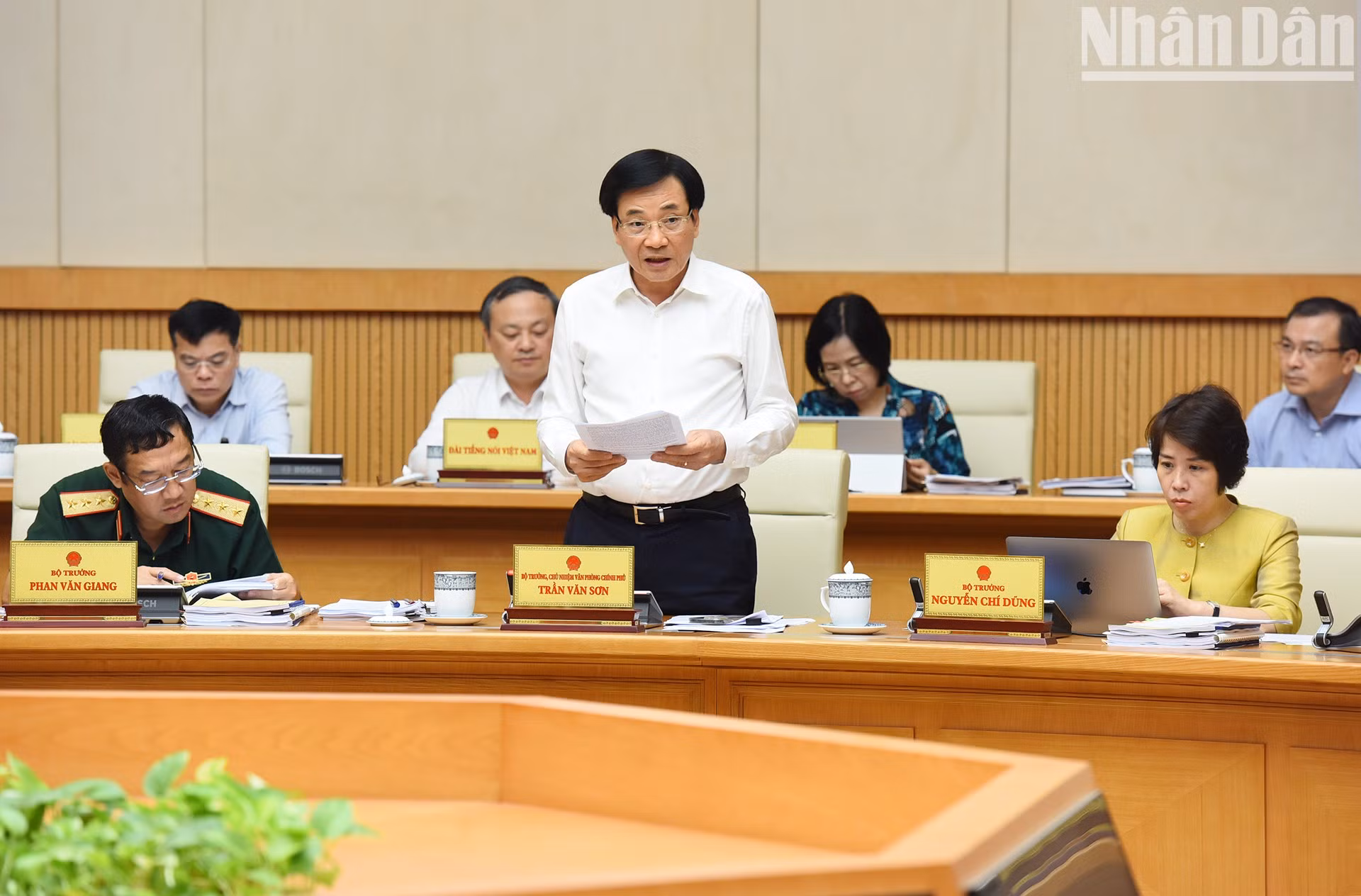 越南政府办公厅主任阮文山部长在会上发表讲话。
