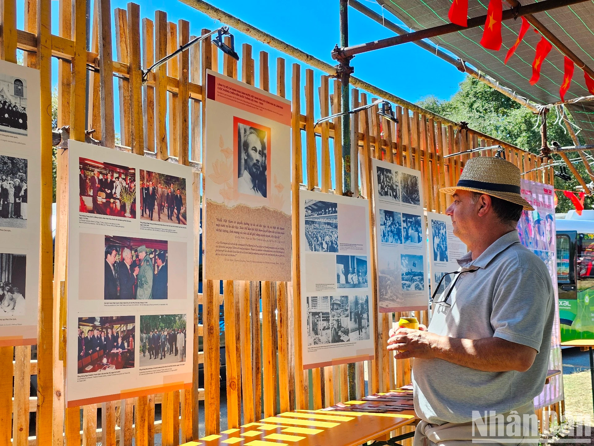 国际友人观看胡志明主席的图片和名言。