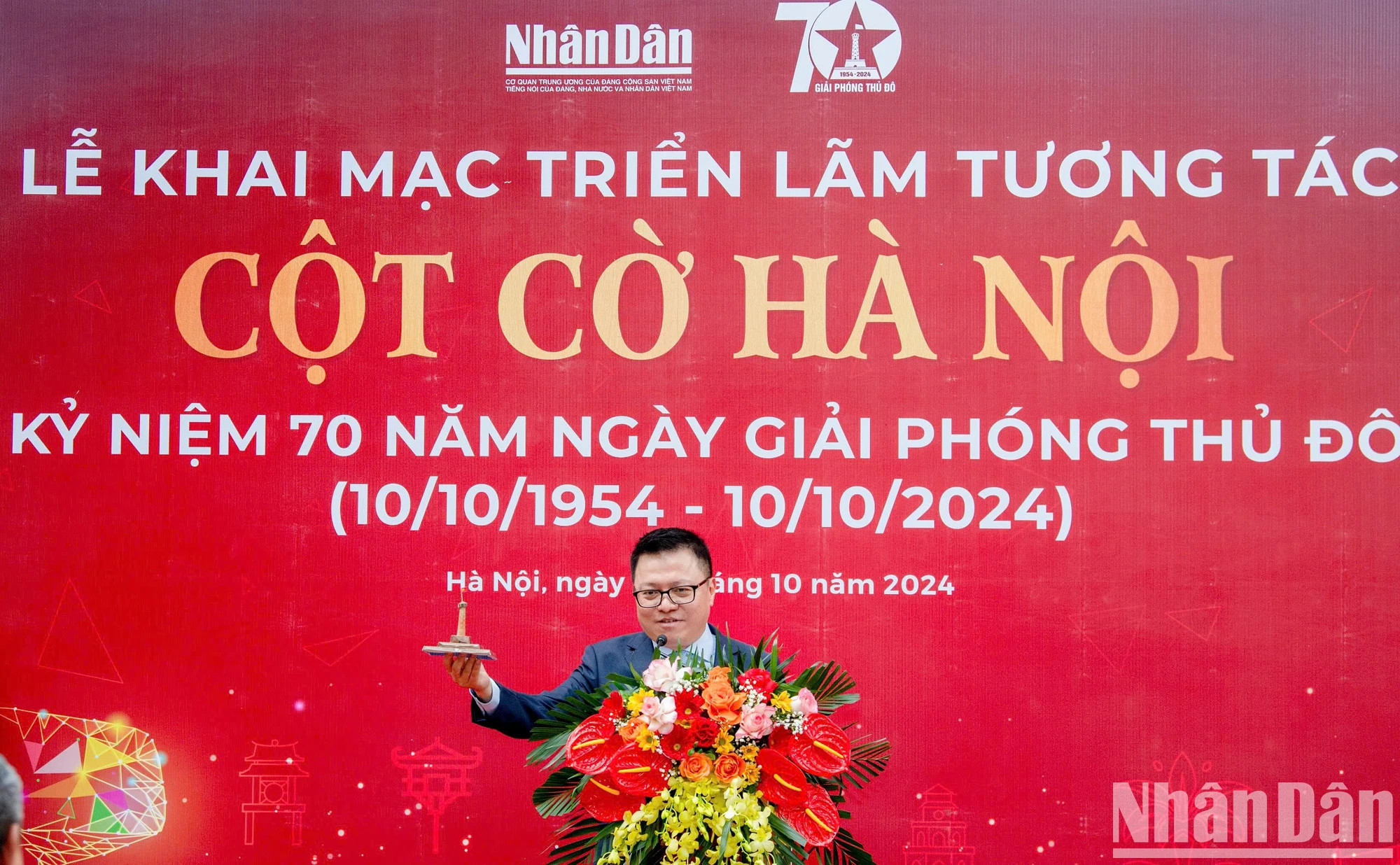 读者可以将报纸页面剪切并粘贴成河内旗台模型,并通过3 个二维码与模型互动。每个二维码都将提供扩展的内容,并引导至 《人民报》社生态系统中的其他有趣项目。 读者可以将报纸页面剪切并粘贴成河内旗台模型,并通过3 个二维码与模型互动。每个二维码都将提供扩展的内容,并引导至 《人民报》社生态系统中的其他有趣项目。