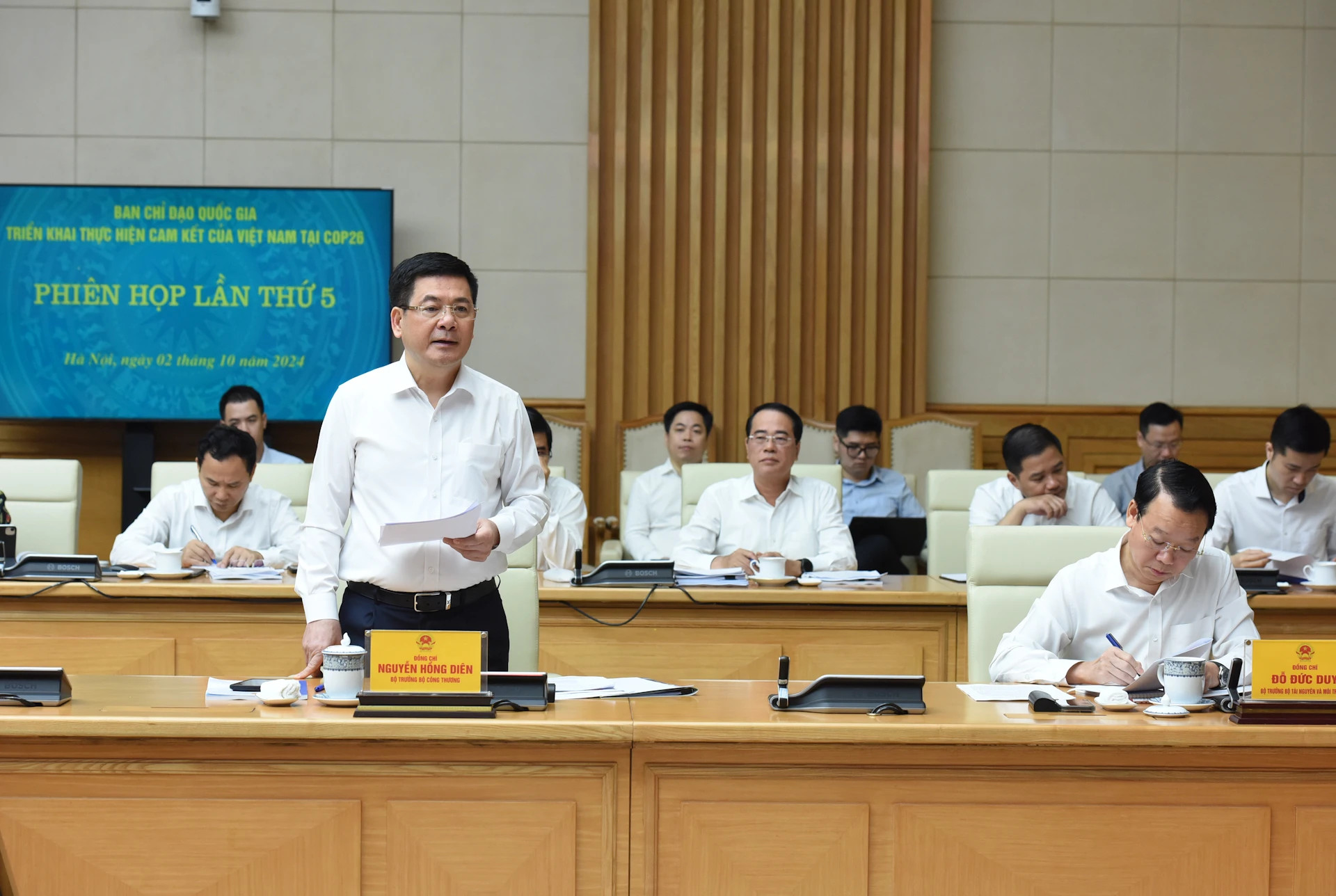 工贸部部长阮鸿延在会上发表讲话。