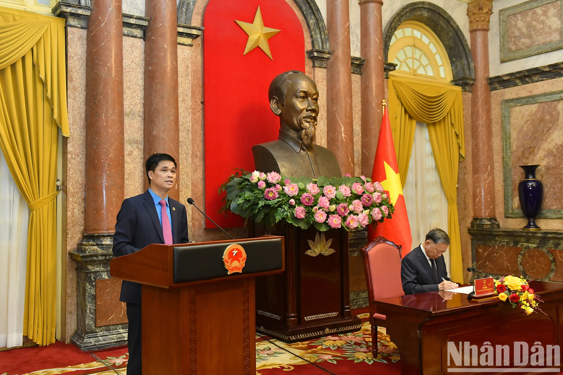 越南劳动总联合会副主席午维晓在会上作报告。