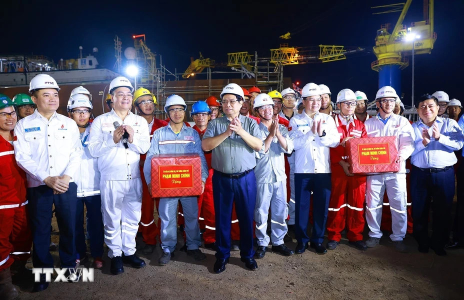 范明正总理向PTSC技术补给与能源产业中心的工程师和工作人员赠送礼物。