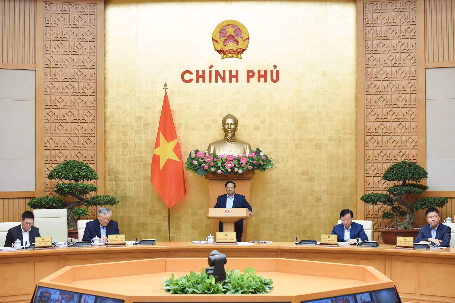 越南政府总理范明正主持2月份政府例行会议【组图】
