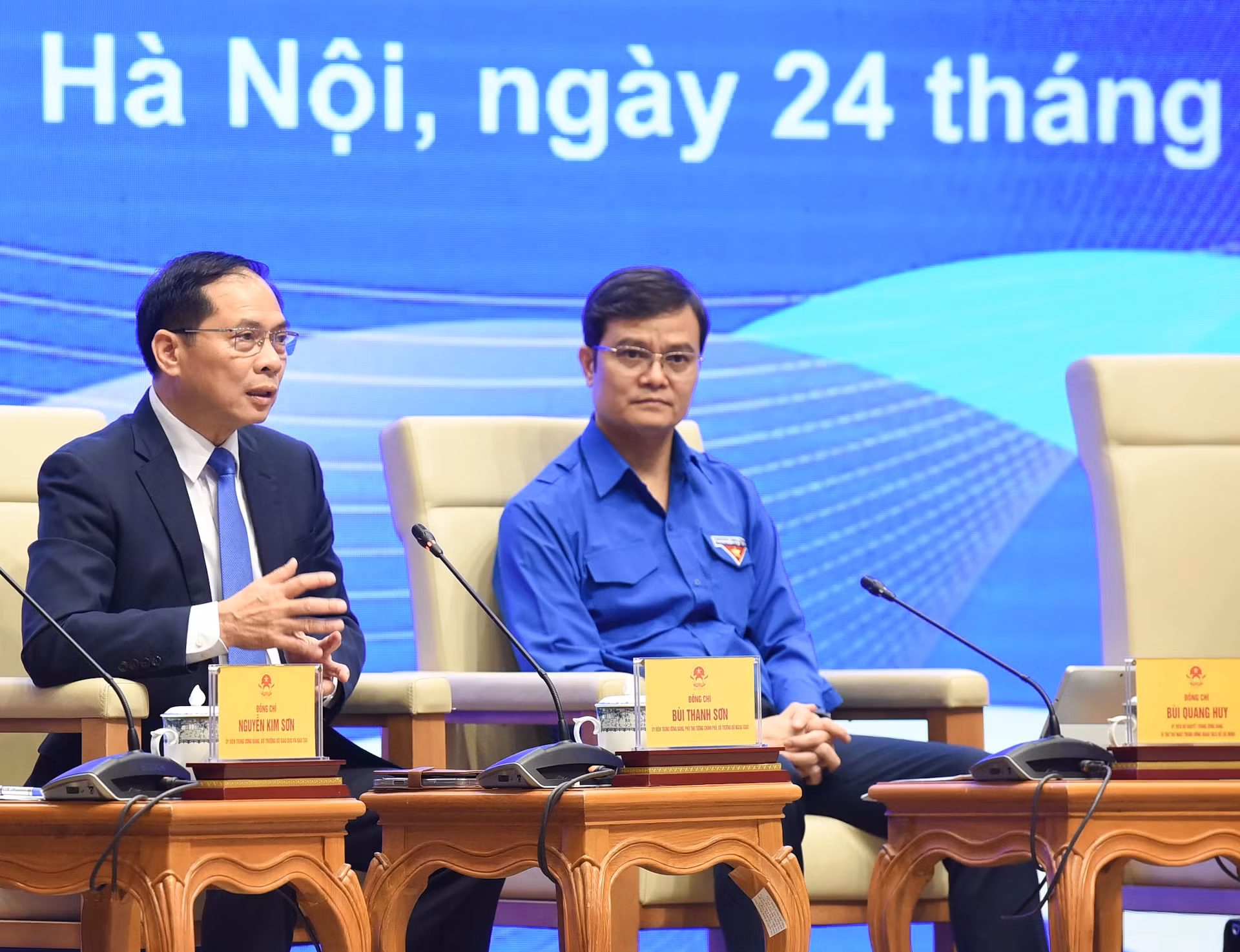 越南政府副总理兼外交部长裴青山发表讲话。