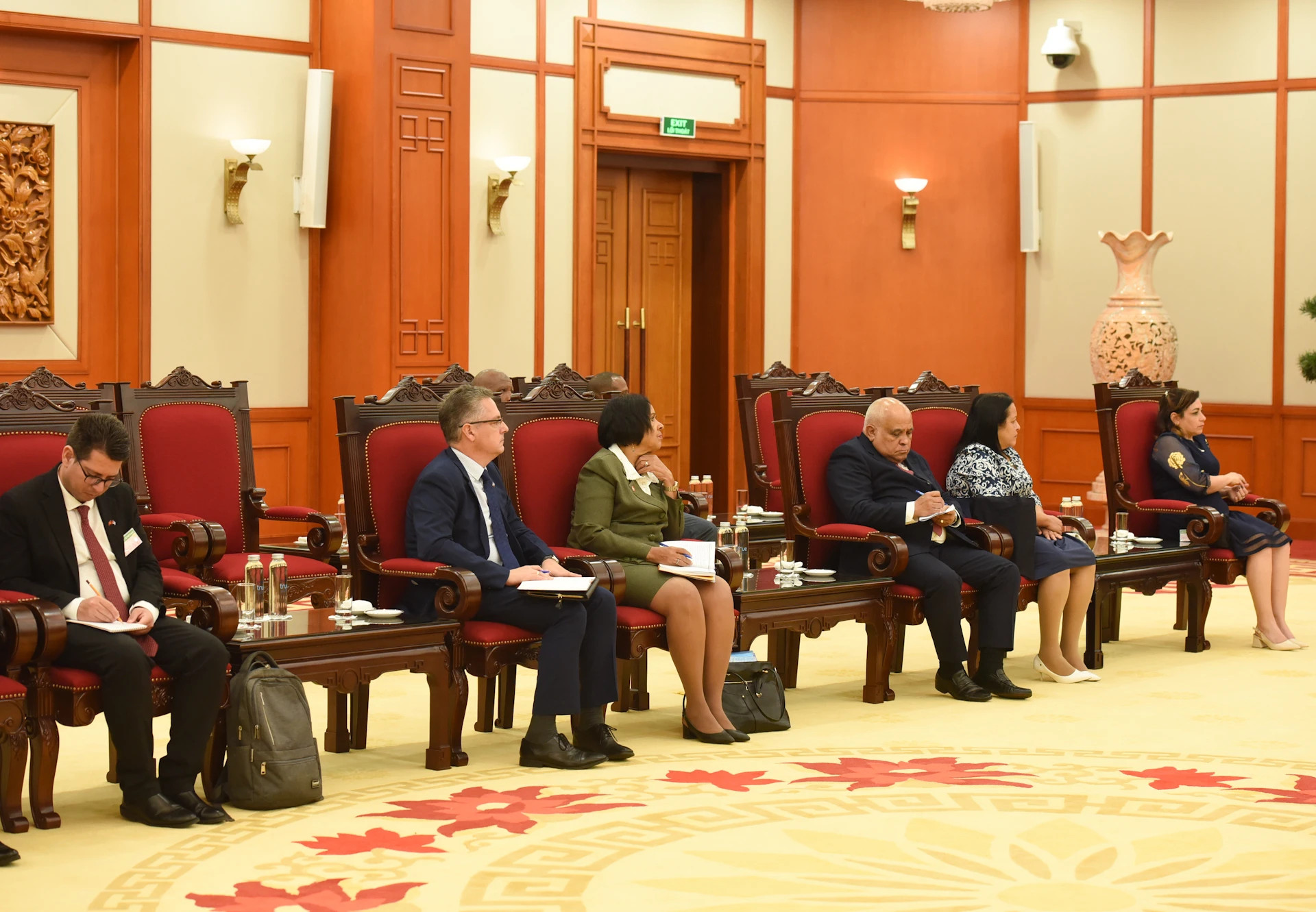 古巴全国人民政权代表大会代表团成员出席会见。