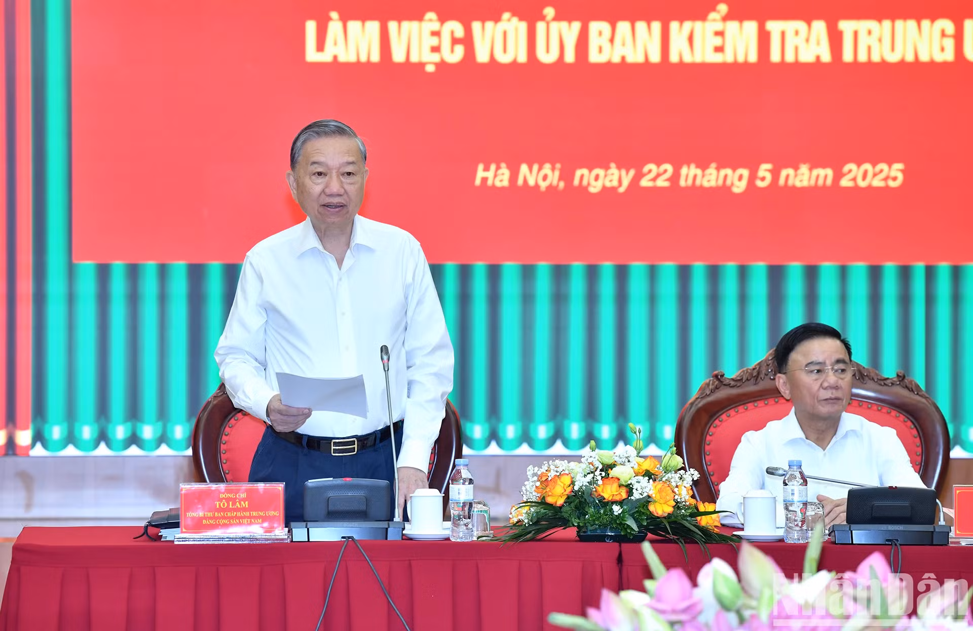 苏林总书记在会上发表讲话。