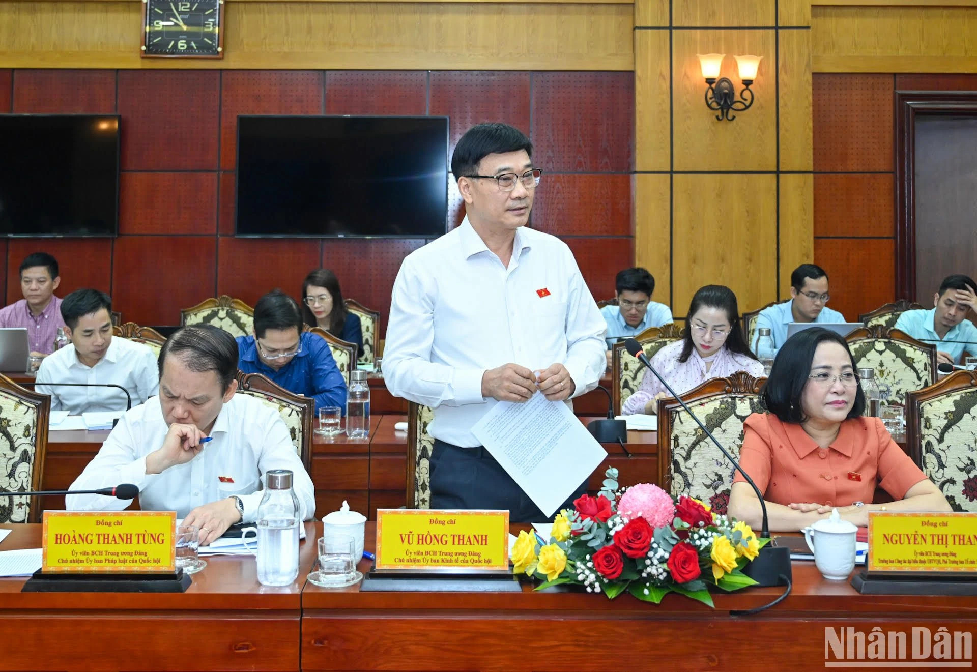 国会经济委员会主任武鸿青在会上发表讲话。 国会经济委员会主任武鸿青在会上发表讲话。