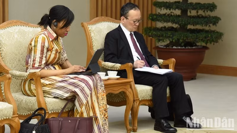 陪同世界贸易组织总干事的成员。