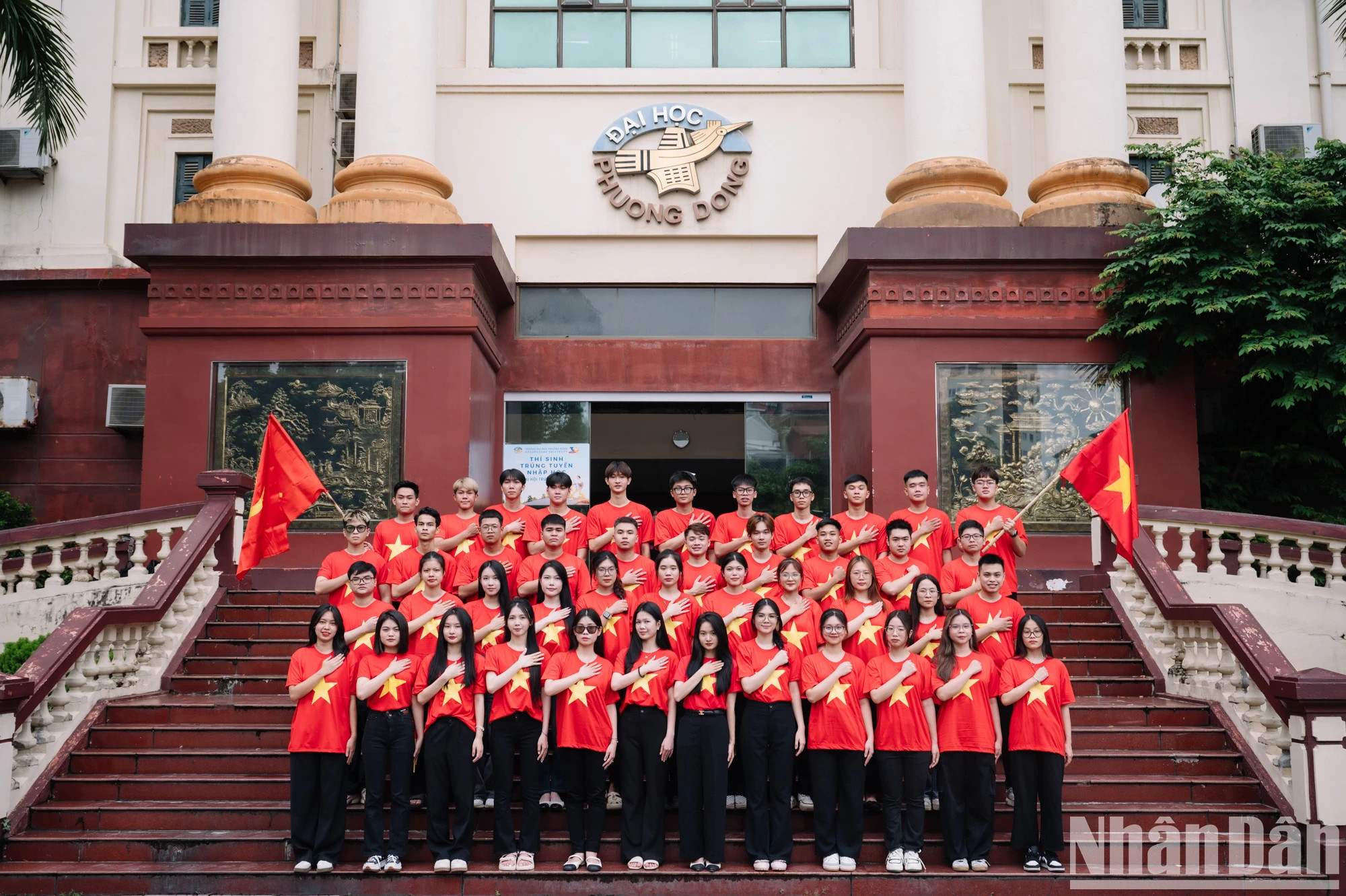 芳东大学的学生们一起穿着印有金星红旗的T恤衫在学校合影。