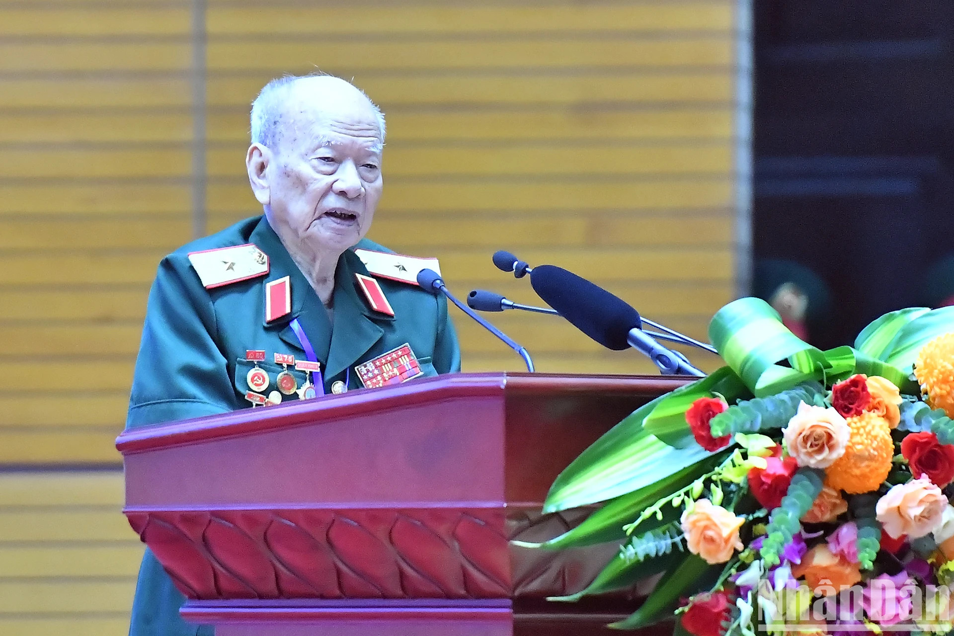 前越南援老志愿军和军事专家代表发表讲话。 前越南援老志愿军和军事专家代表发表讲话。