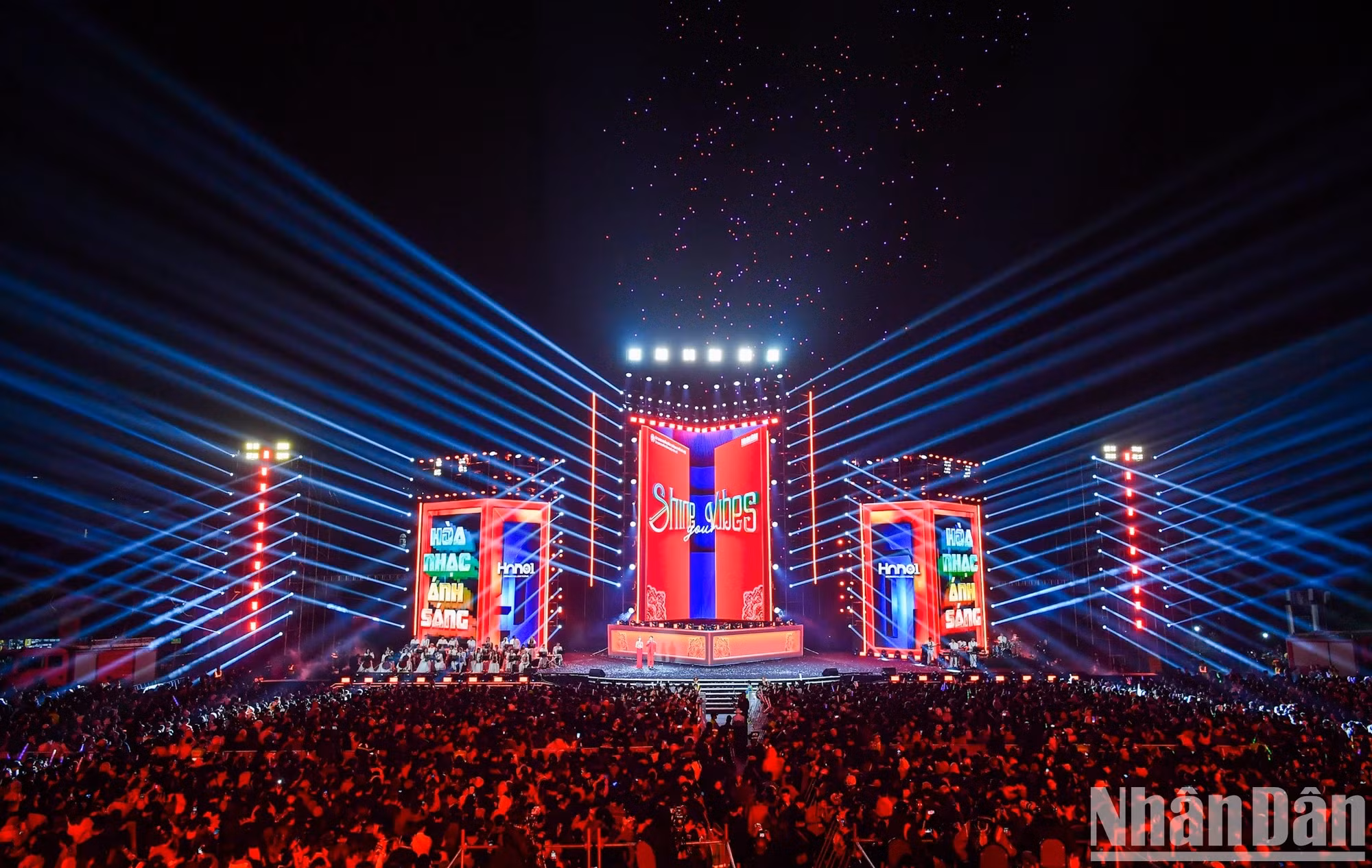 “喜迎2025新年音乐灯光秀”以“闪耀气质”为主题，是2025年河内国际灯光节系列活动之一，是由《人民报》社与河内市人民委员会、西湖郡人民委员会联合举办。