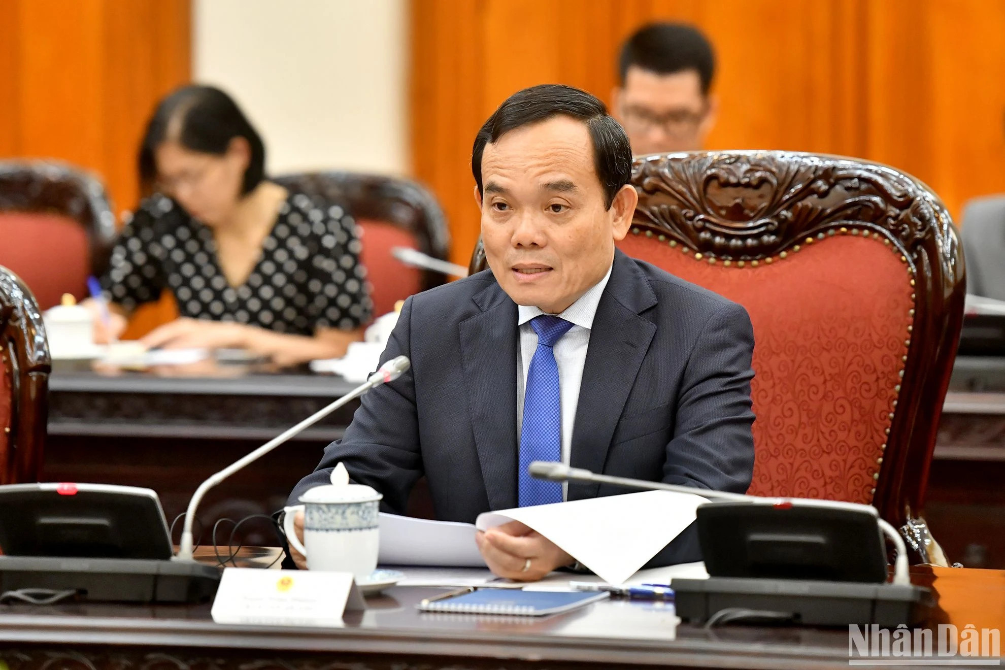 越南政府副总理陈流光在会谈中发表讲话。