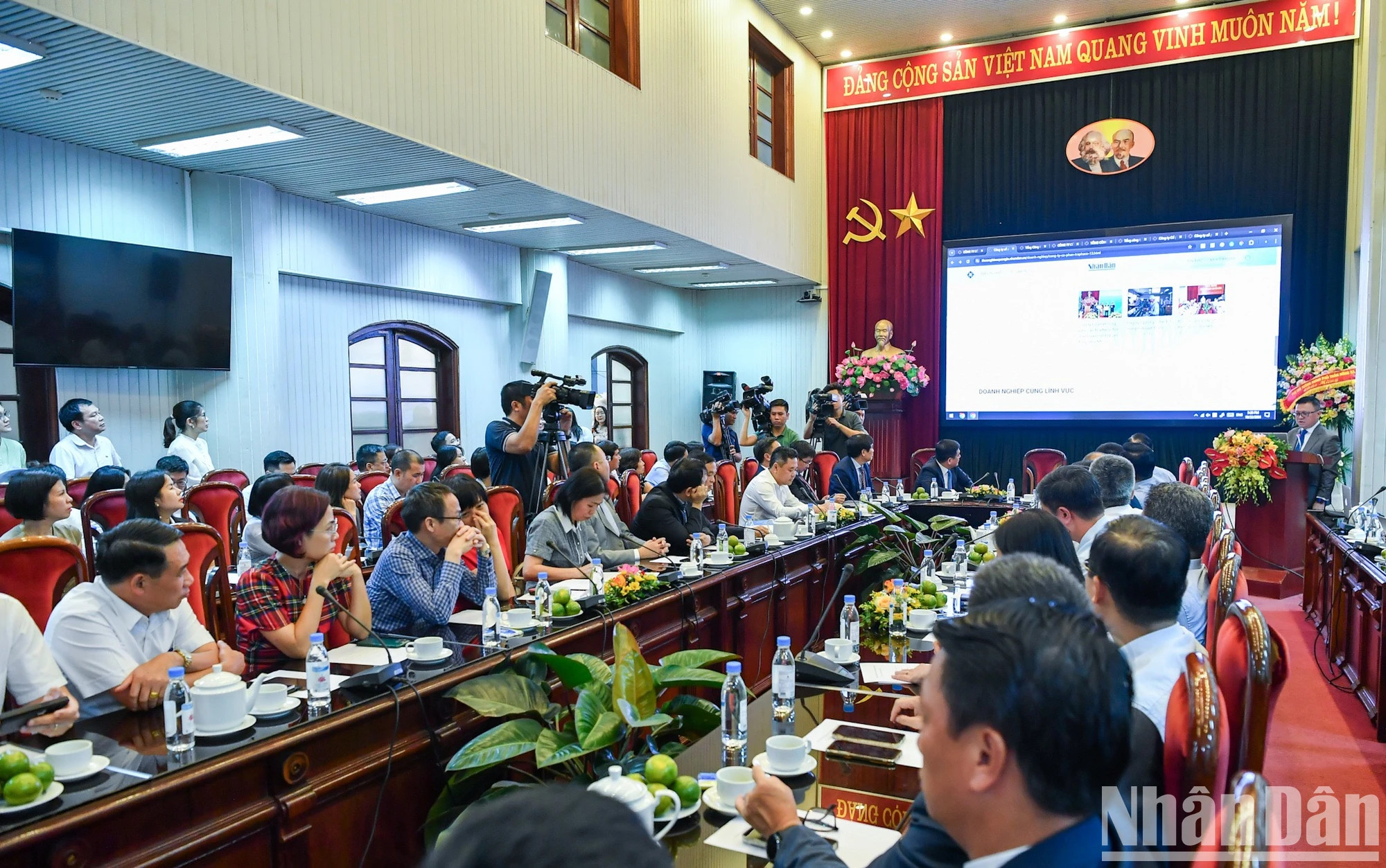 黎国明同志介绍《人民报》国家品牌专栏。