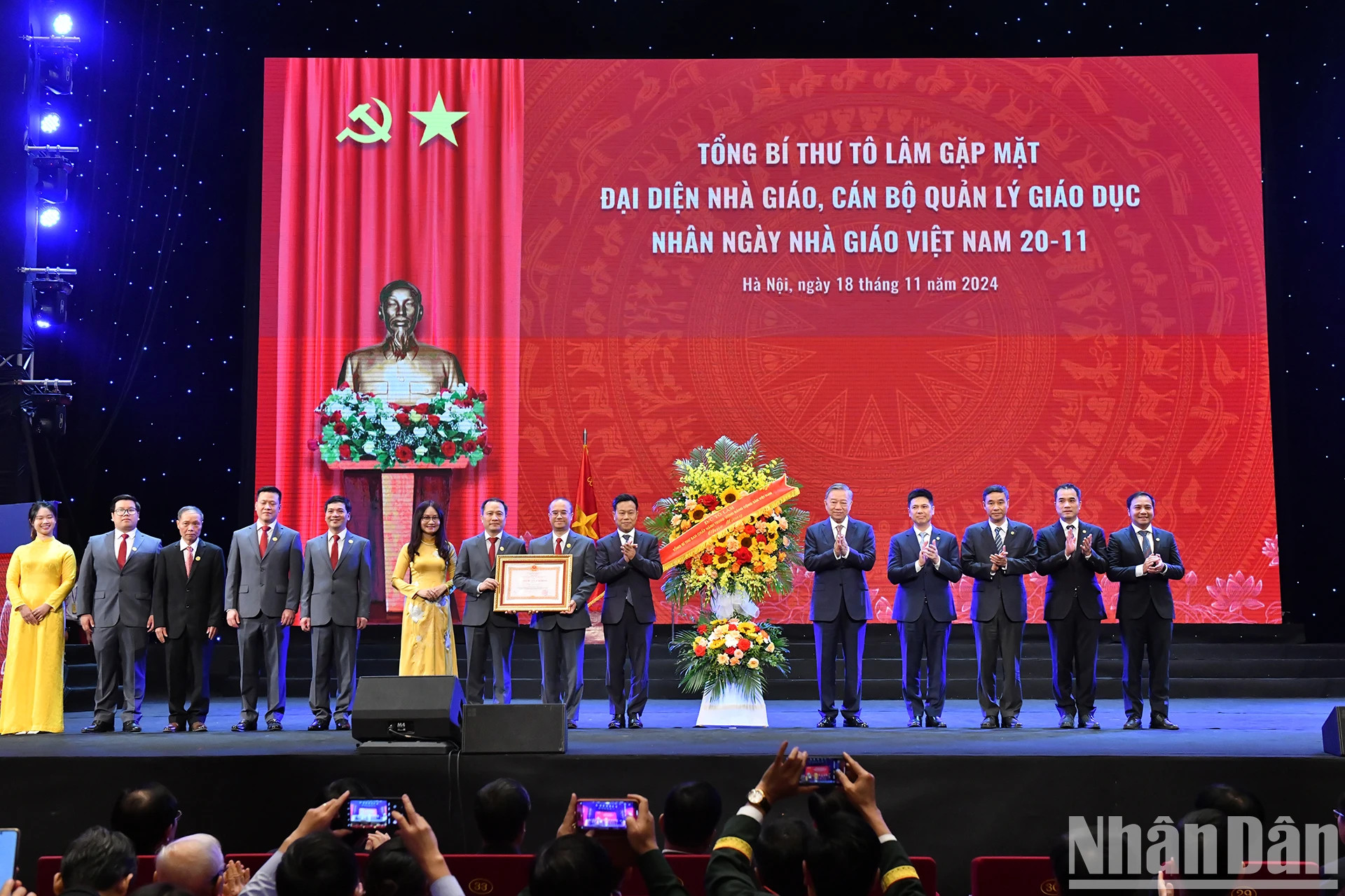 适值11·20越南教师节之际，越共中央总书记苏林向老师们献花并表示祝贺。