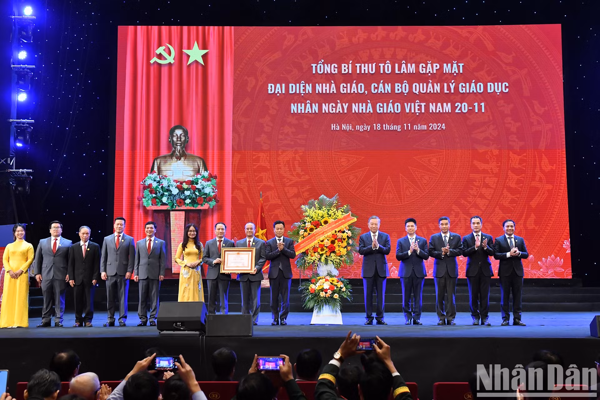 适值11·20越南教师节之际，越共中央总书记苏林向老师们献花并表示祝贺。