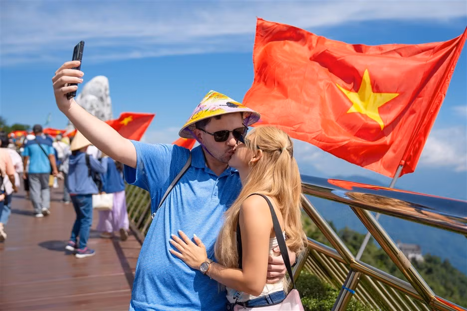 国际游客在岘港金桥上打卡，留住美好瞬间。（图片来源：《劳动报》）