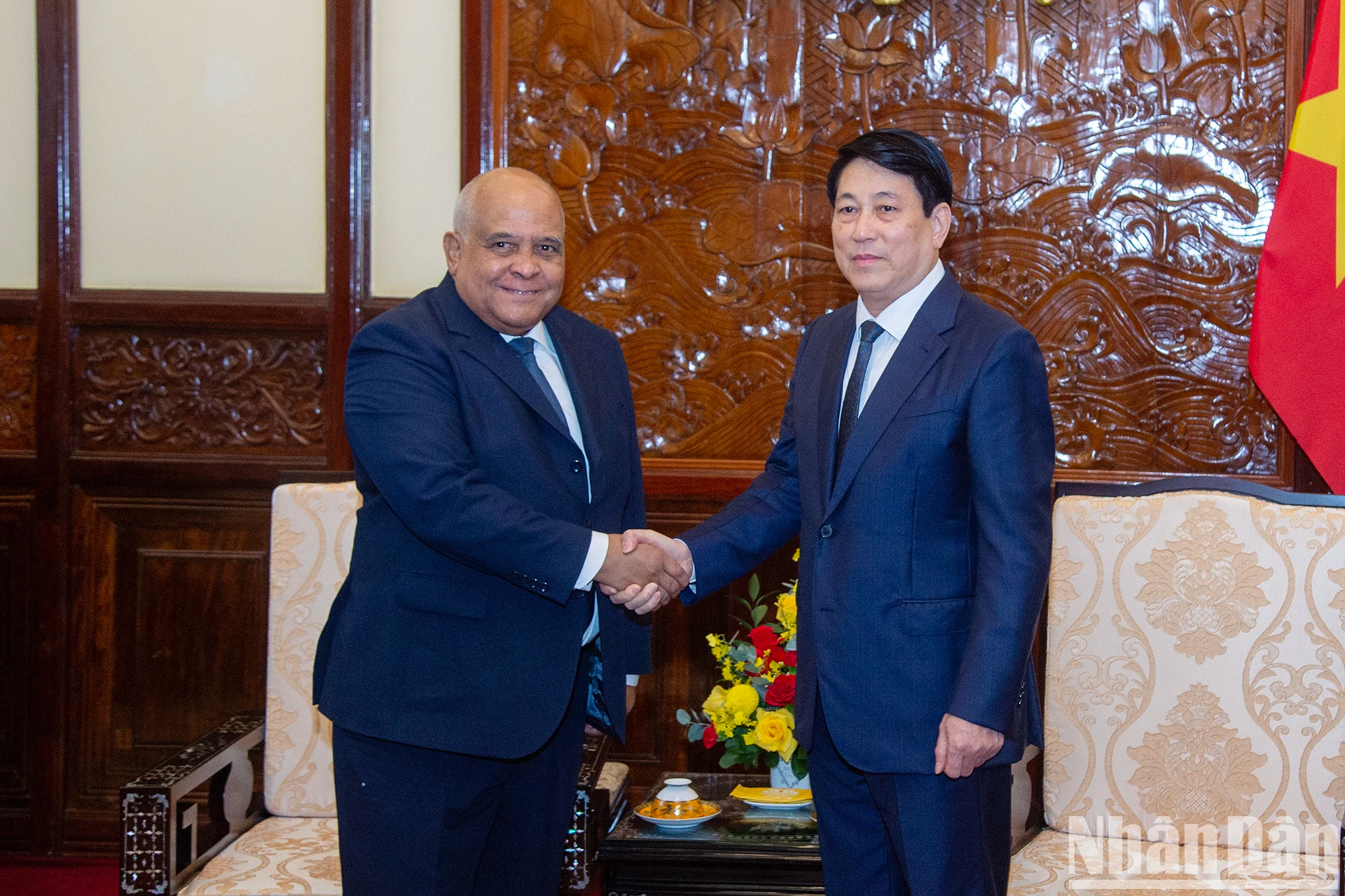 越南国家主席梁强与古巴驻越南大使奥兰多·尼古拉斯·吉伦。