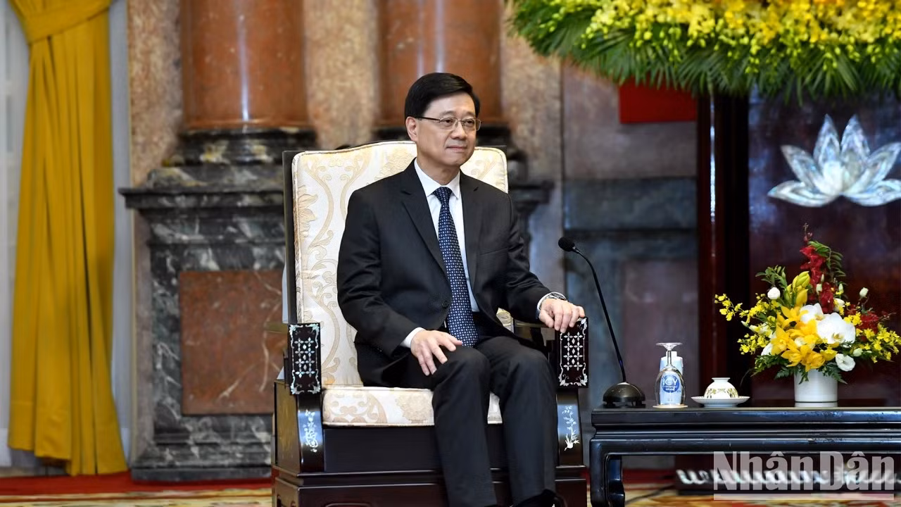 中国香港特别行政区行政长官李家超在会见中发表讲话。