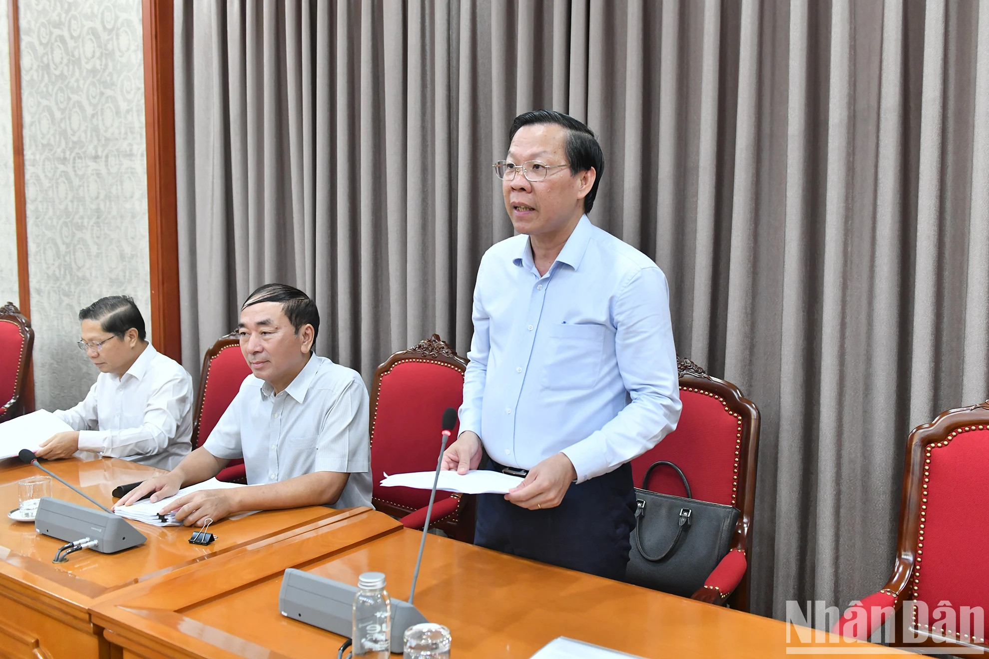 胡志明市人民委员会主席潘文买在会上作报告。 胡志明市人民委员会主席潘文买在会上作报告。