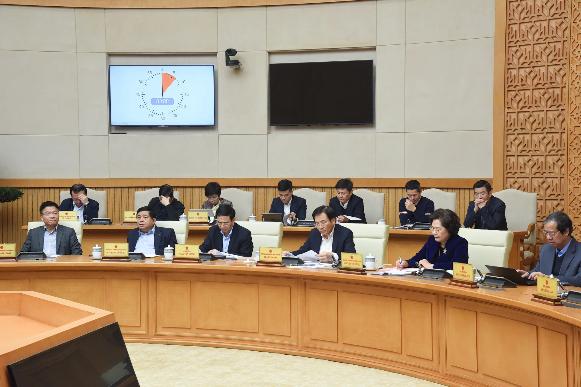 各部委领导代表出席会议。 各部委领导代表出席会议。