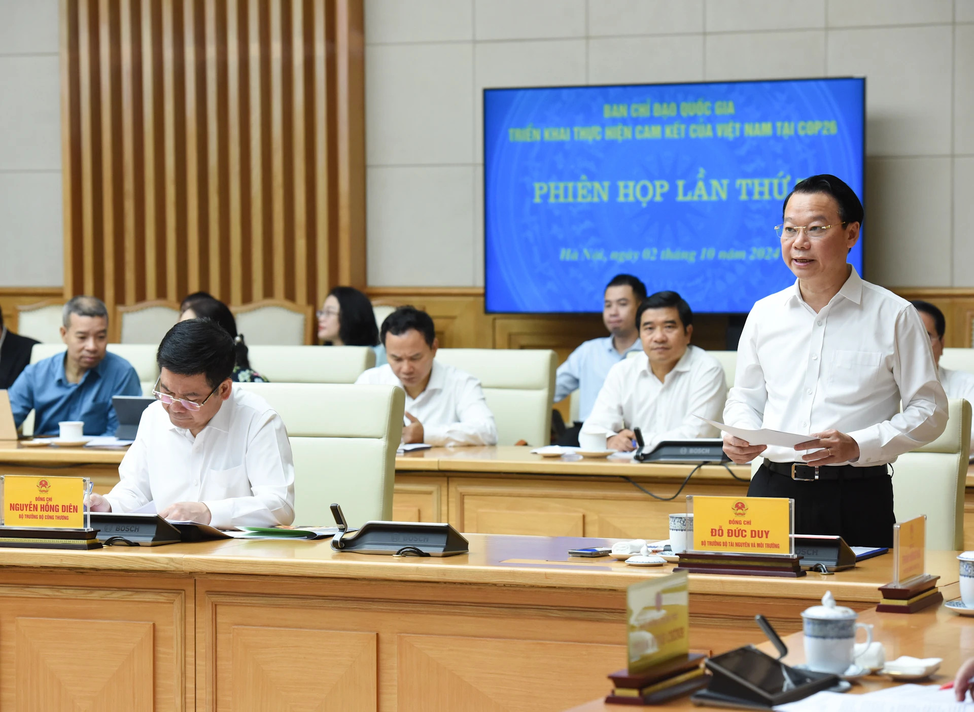 自然资源与环境部部长杜德维在会上作报告。