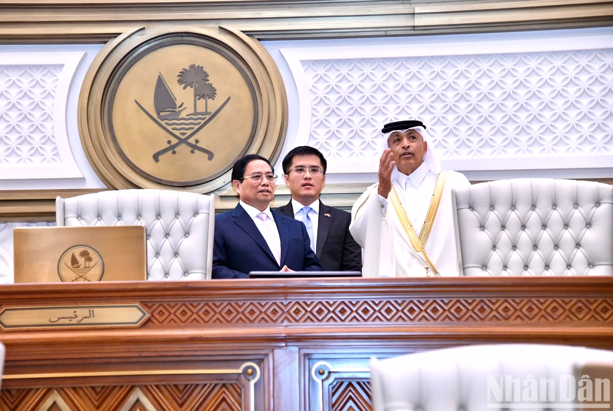 范明正总理参观卡塔尔议会会议室。