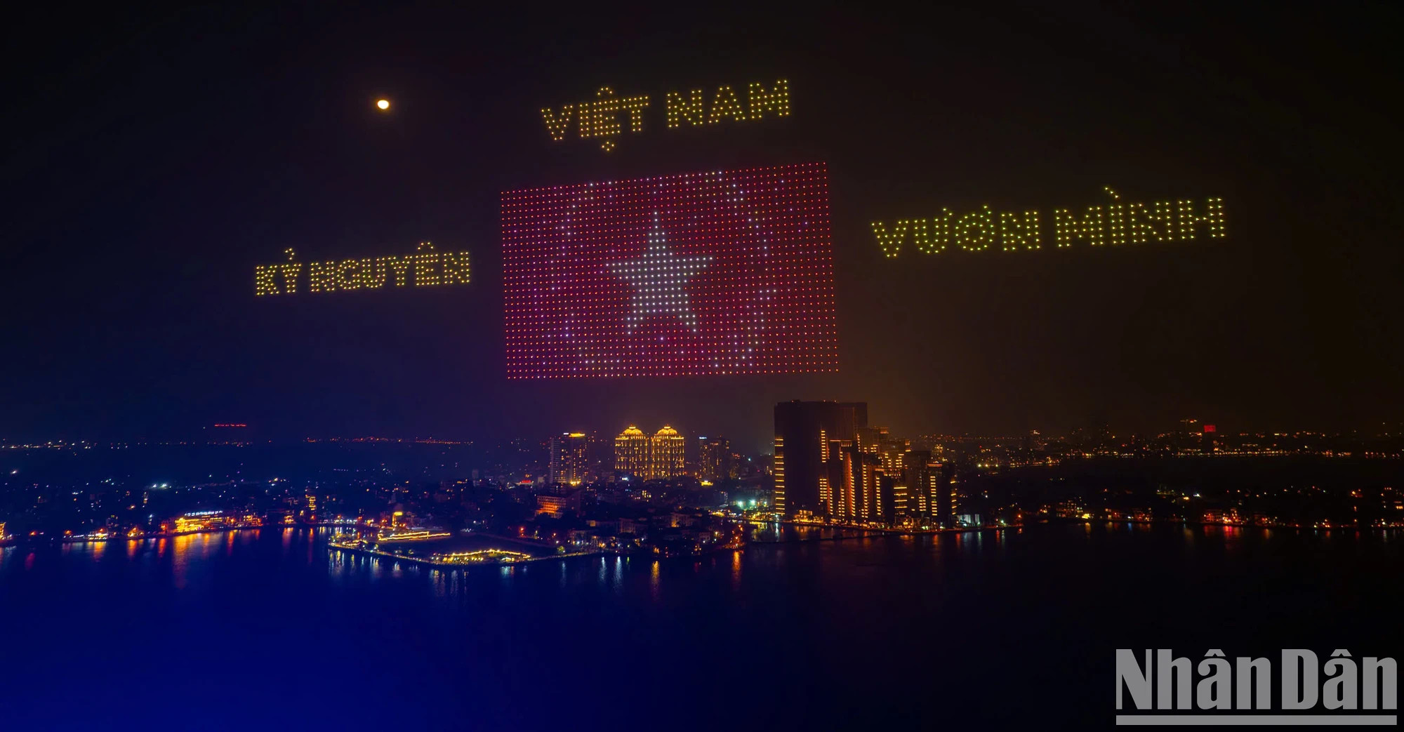 关于越南民族奋发崛起的信息在夜空中清晰可见。 关于越南民族奋发崛起的信息在夜空中清晰可见。