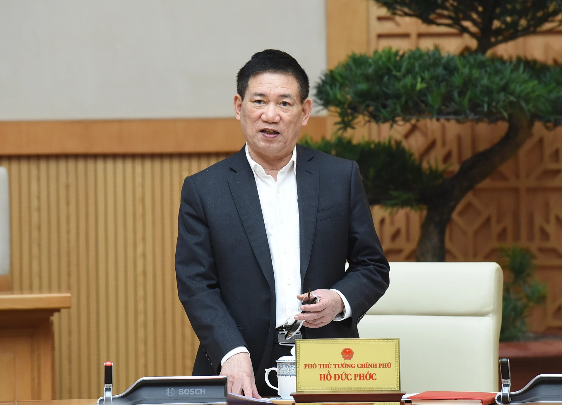 政府副总理胡德福在会上发表讲话。 政府副总理胡德福在会上发表讲话。