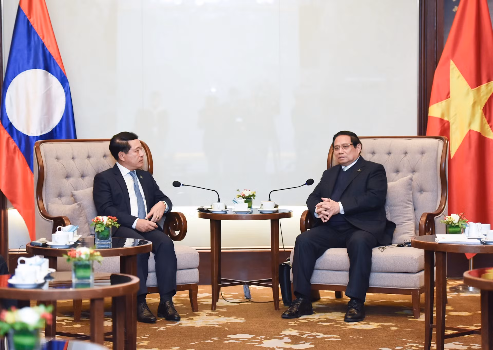 越南政府总理范明正会见老挝副总理沙伦塞·贡马西【组图】