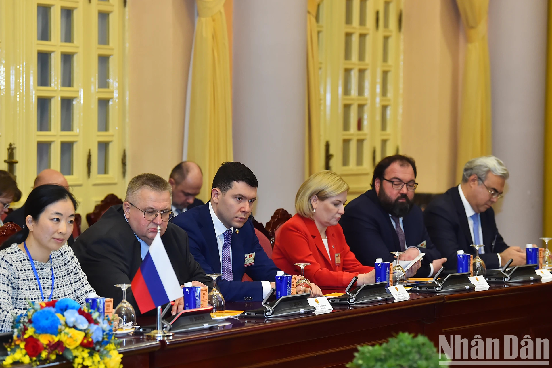 陪同俄罗斯联邦总理米舒斯京的各位代表。