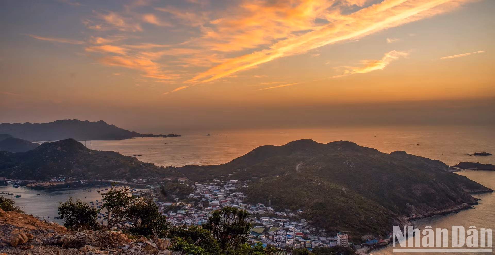 庆和省金兰港口的黎明。