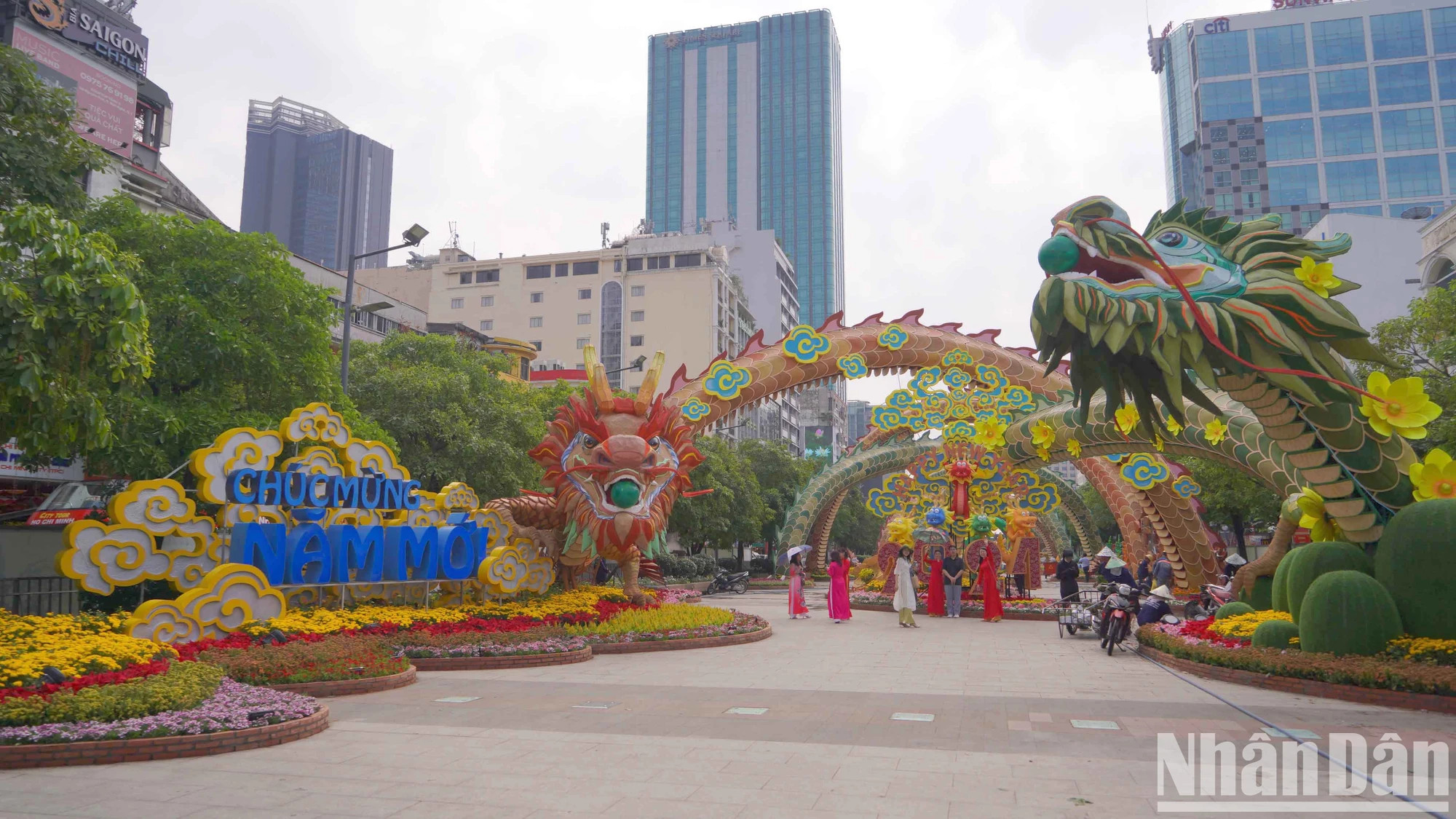 2024年阮惠花街从入口处的一对名为“两龙朝莲” 的壮观龙吉祥物就给人留下了深刻的印象。两条龙吉祥物蜿蜒在花街两侧,长度超过一百米,头围超过两米。 2024年阮惠花街从入口处的一对名为“两龙朝莲” 的壮观龙吉祥物就给人留下了深刻的印象。两条龙吉祥物蜿蜒在花街两侧,长度超过一百米,头围超过两米。