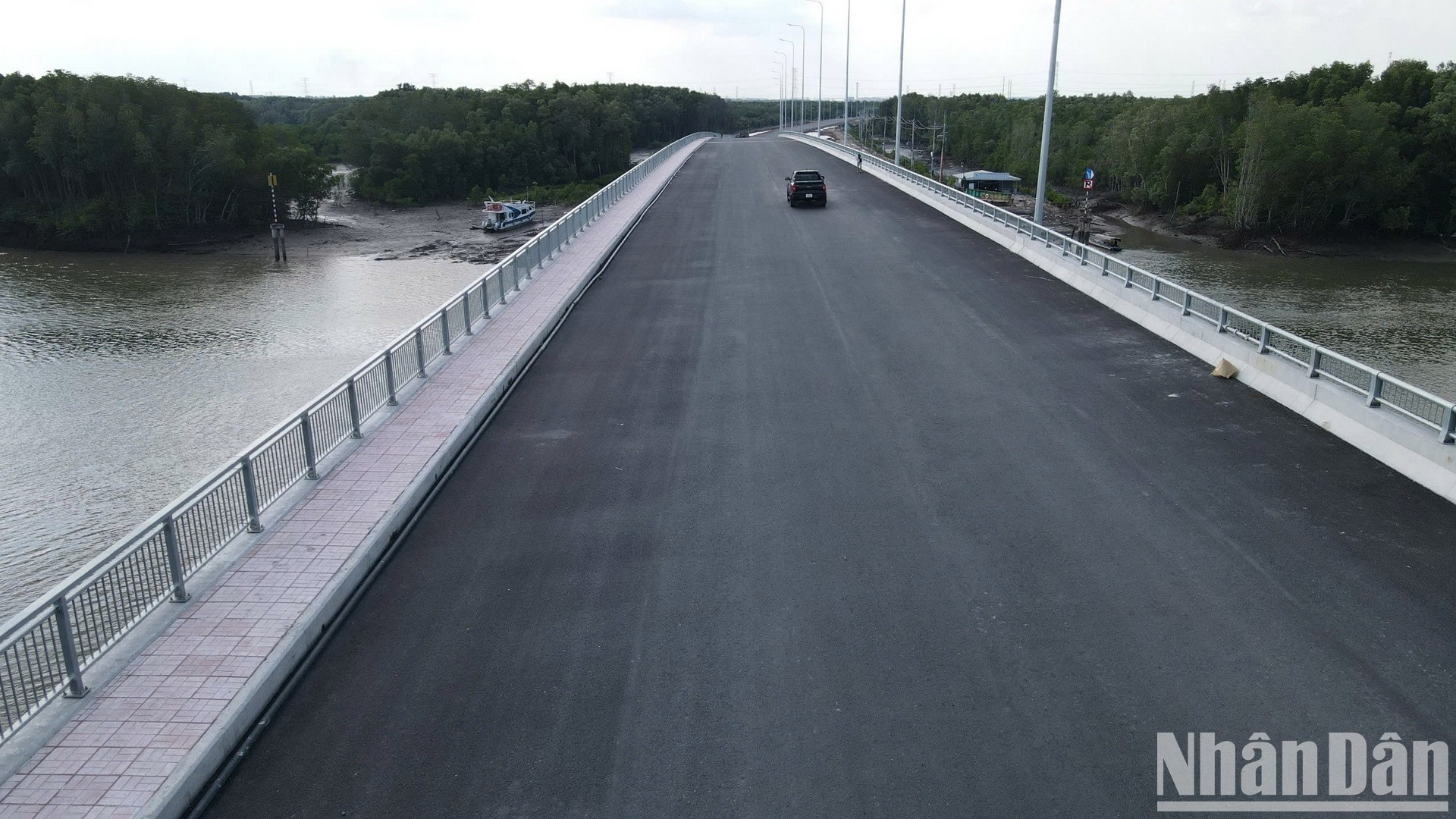 该道路已经完成了沥青铺设,准备投入使用。 该道路已经完成了沥青铺设,准备投入使用。