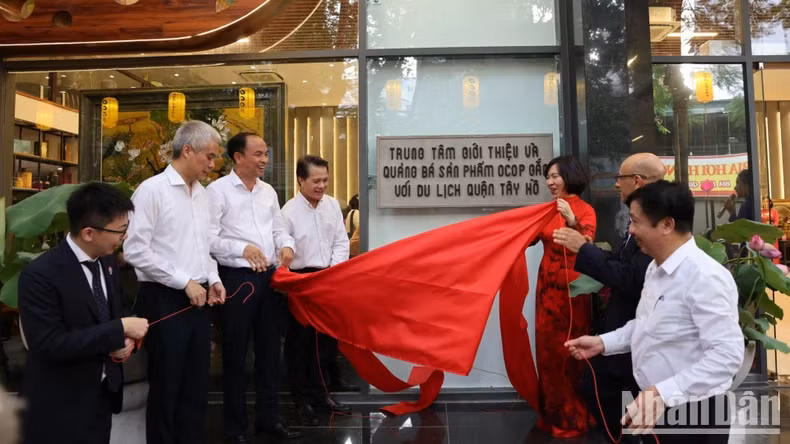 活动期间还举行西湖郡“一乡一品”产品推广中心揭碑仪式。