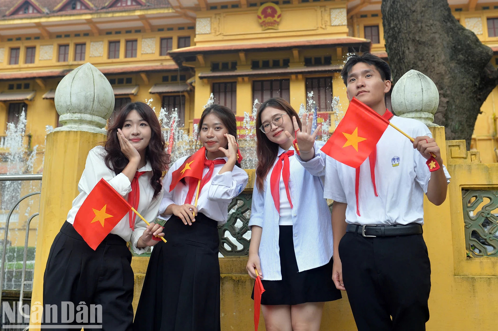 近期,外交部总部也是年轻人经常去拍照喜迎国庆的地方之一。 近期,外交部总部也是年轻人经常去拍照喜迎国庆的地方之一。