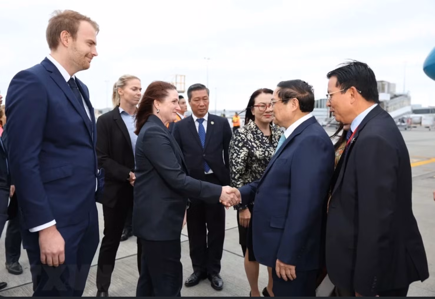 新西兰官员在奥克兰机场迎接范明正总理和夫人。