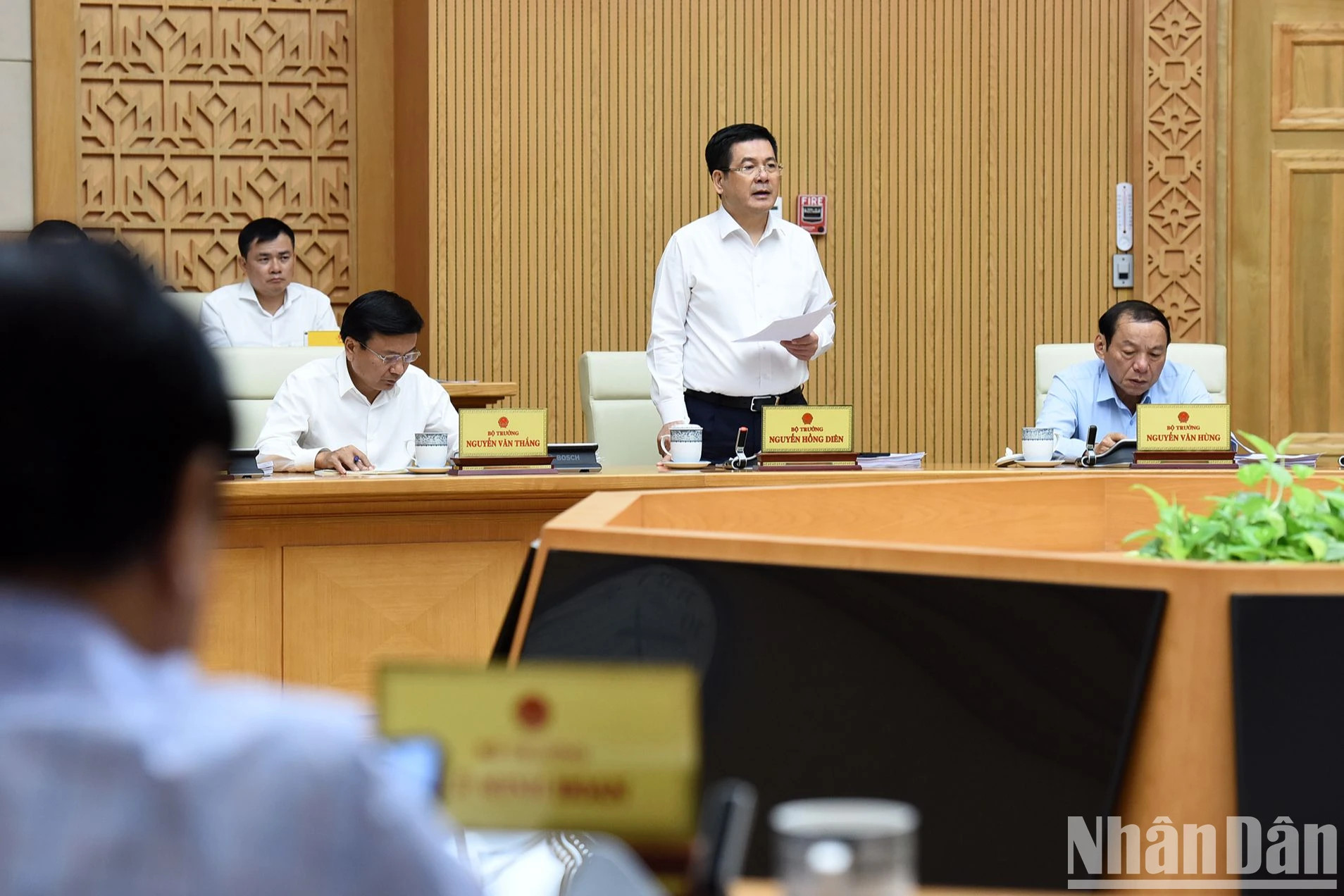 越南工贸部部长阮鸿延在会上发表讲话。