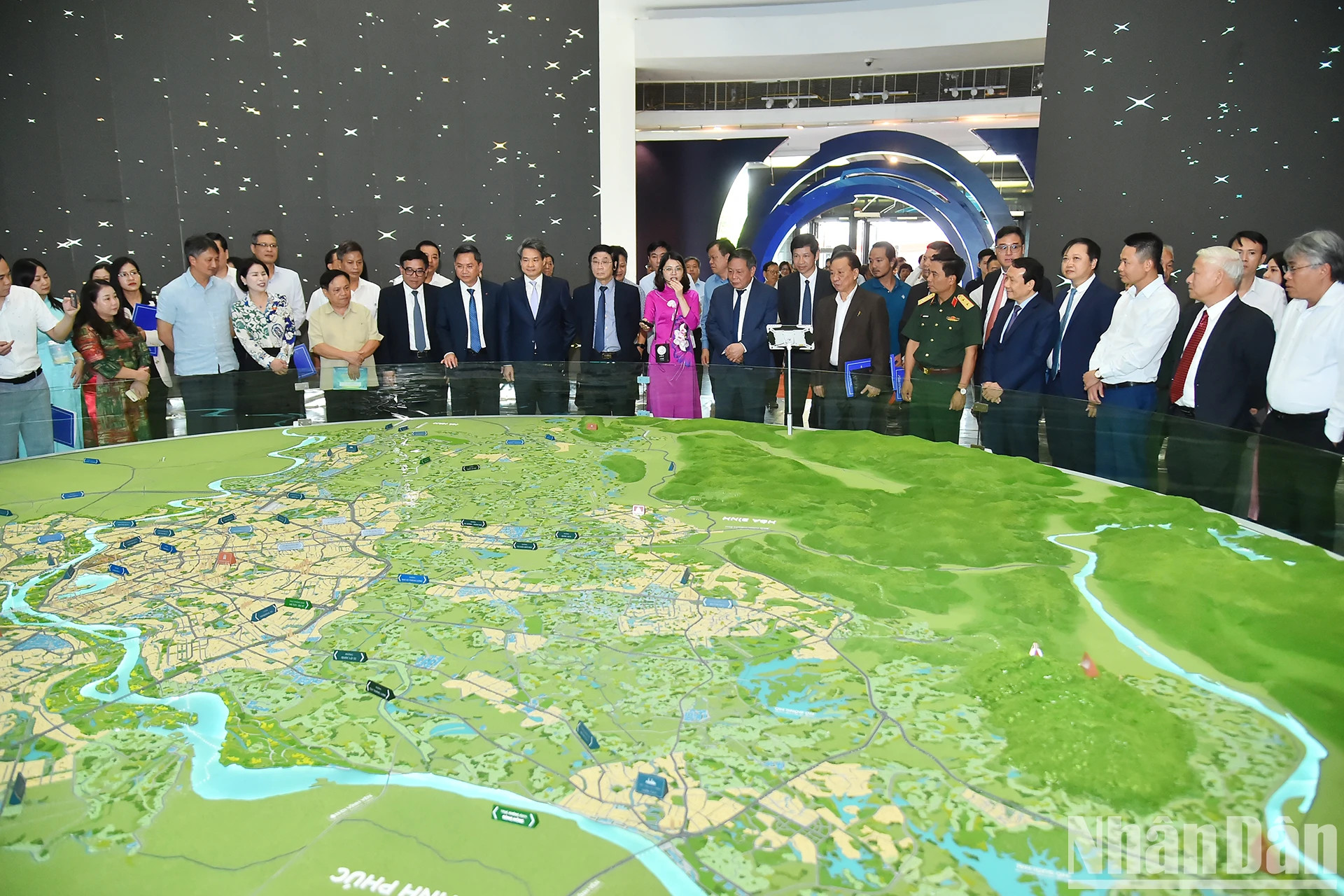 各位代表在展会上听取了河内首都至2045年总体规划调整和2065年愿景的介绍。 各位代表在展会上听取了河内首都至2045年总体规划调整和2065年愿景的介绍。