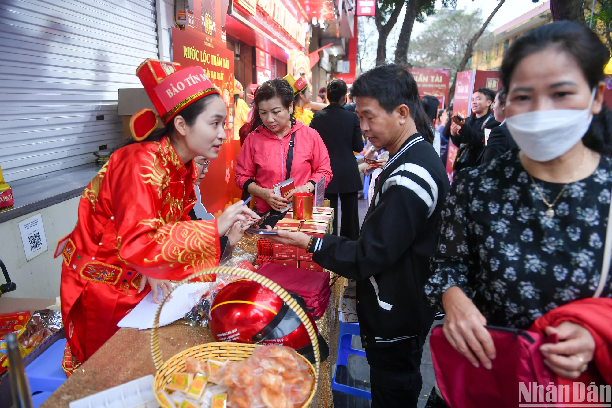 一位店员表示:与往年相比,提前等候的顾客减少了很多。 不过,她希望财神节期间的黄金销售量能够达到预期的稳定水平。 一位店员表示:与往年相比,提前等候的顾客减少了很多。 不过,她希望财神节期间的黄金销售量能够达到预期的稳定水平。