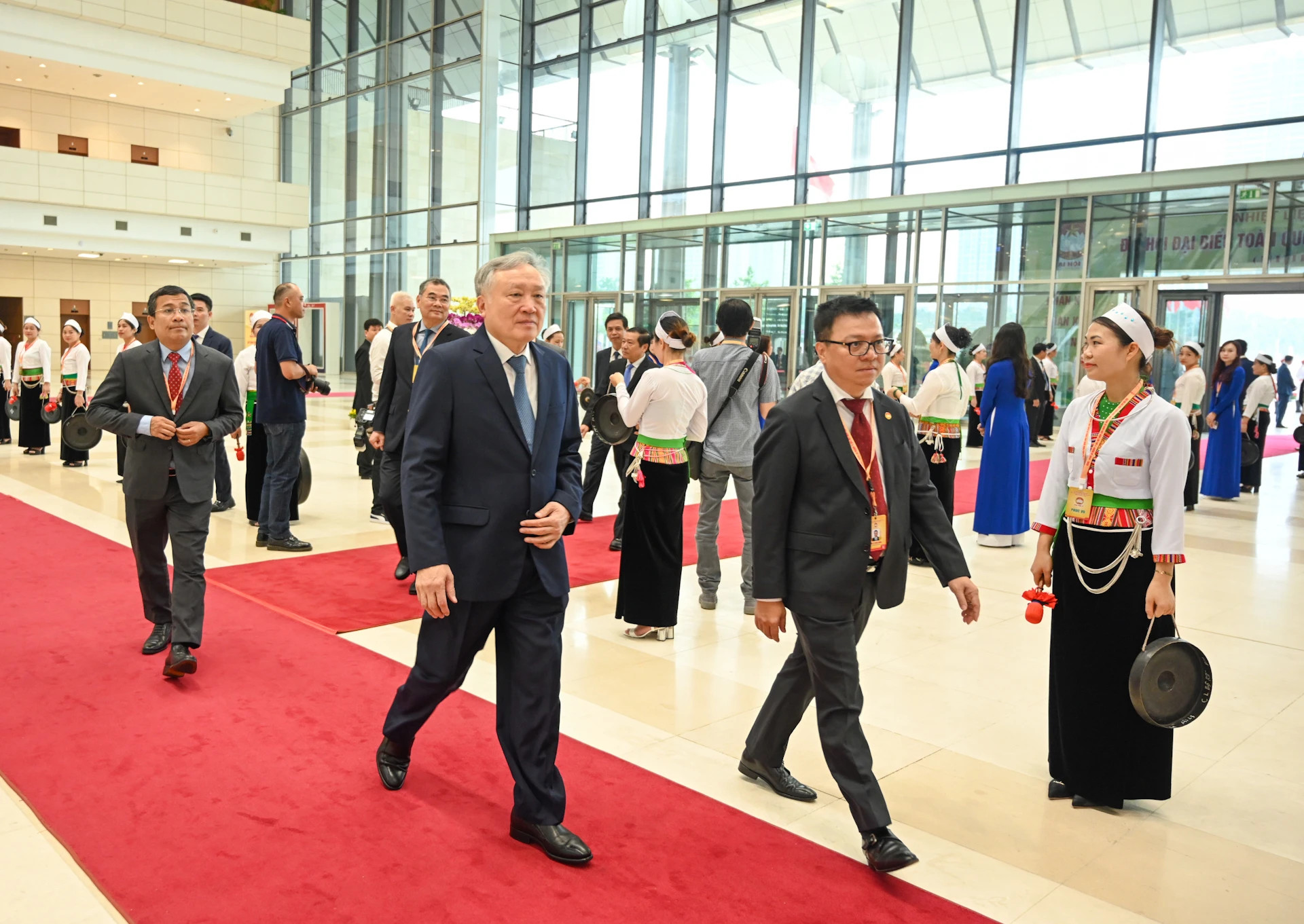 越南政府常务副总理阮和平出席大会。